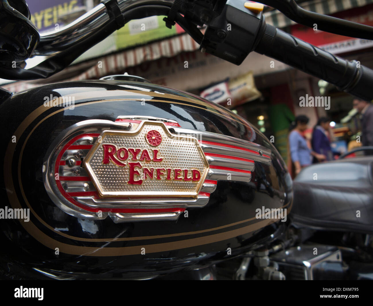 Indien, Jammu und Kaschmir, Jammu, Rajinder Basar, Royal Enfield Bullet Motorrad Abzeichen auf Benzintank Stockfoto