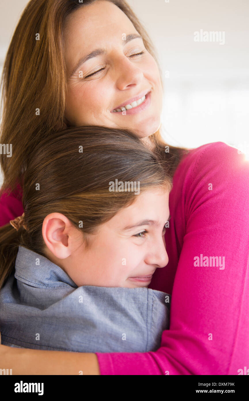 Nahaufnahme von kaukasischen Mutter und Tochter umarmt Stockfoto