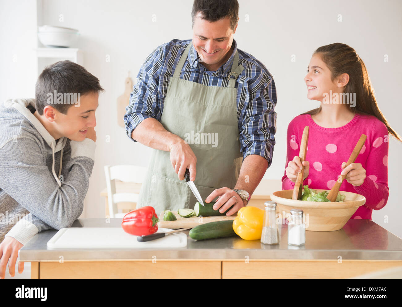 Kaukasische Vater und Kinder bereitet Salat in Küche Stockfoto