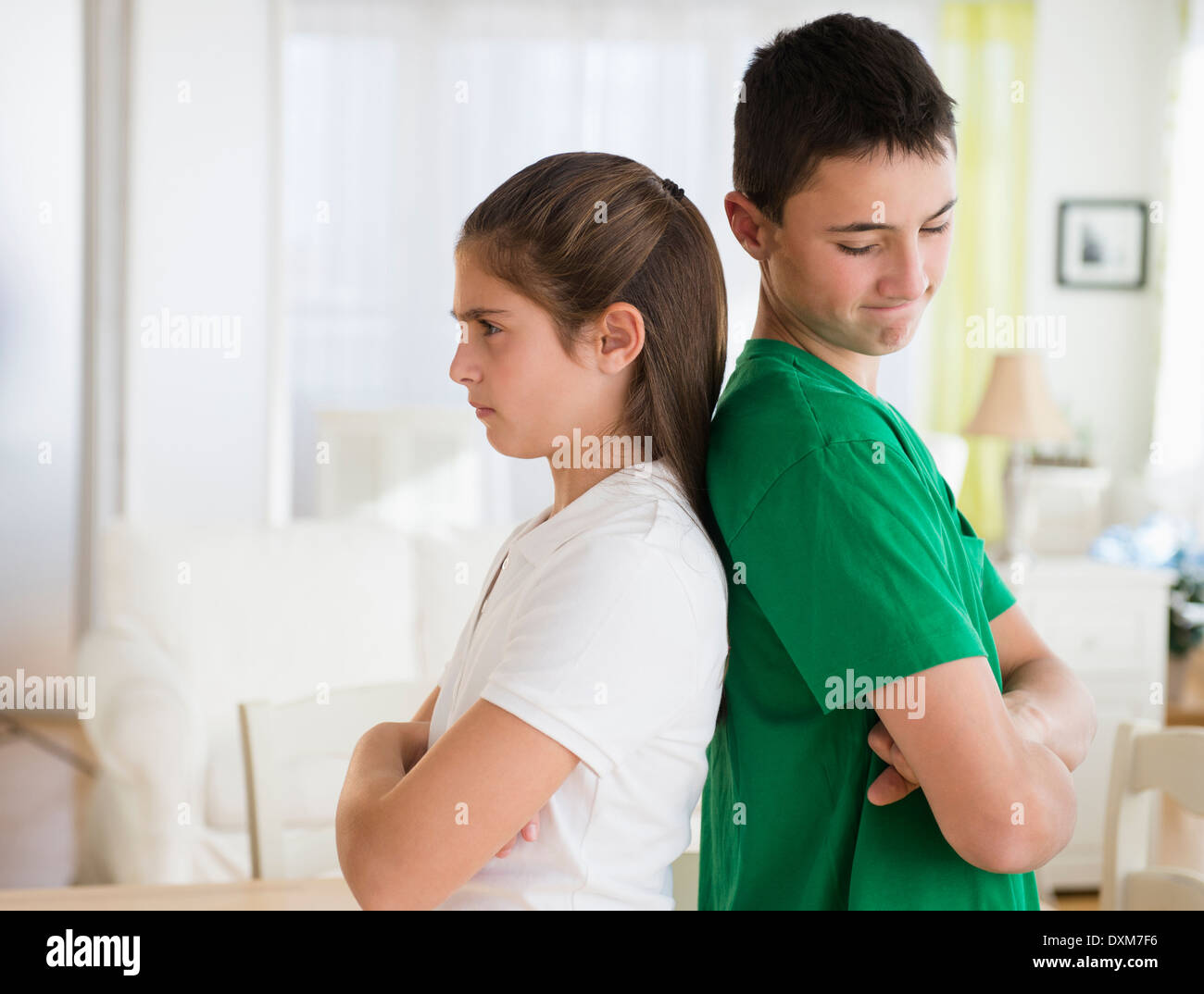 Wütend kaukasischen Bruder und Schwester stehen Rücken an Rücken Stockfoto