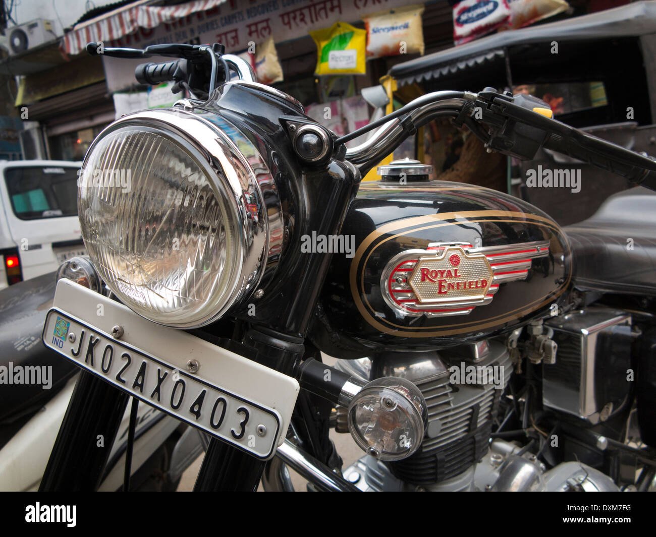 Indien, Jammu und Kaschmir, Jammu, Royal Enfield Bullet Motorrad geparkt in Rajinder Basar Stockfoto
