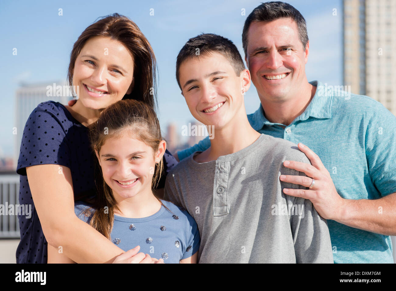 Porträt des Lächelns kaukasische Familie im freien Stockfoto