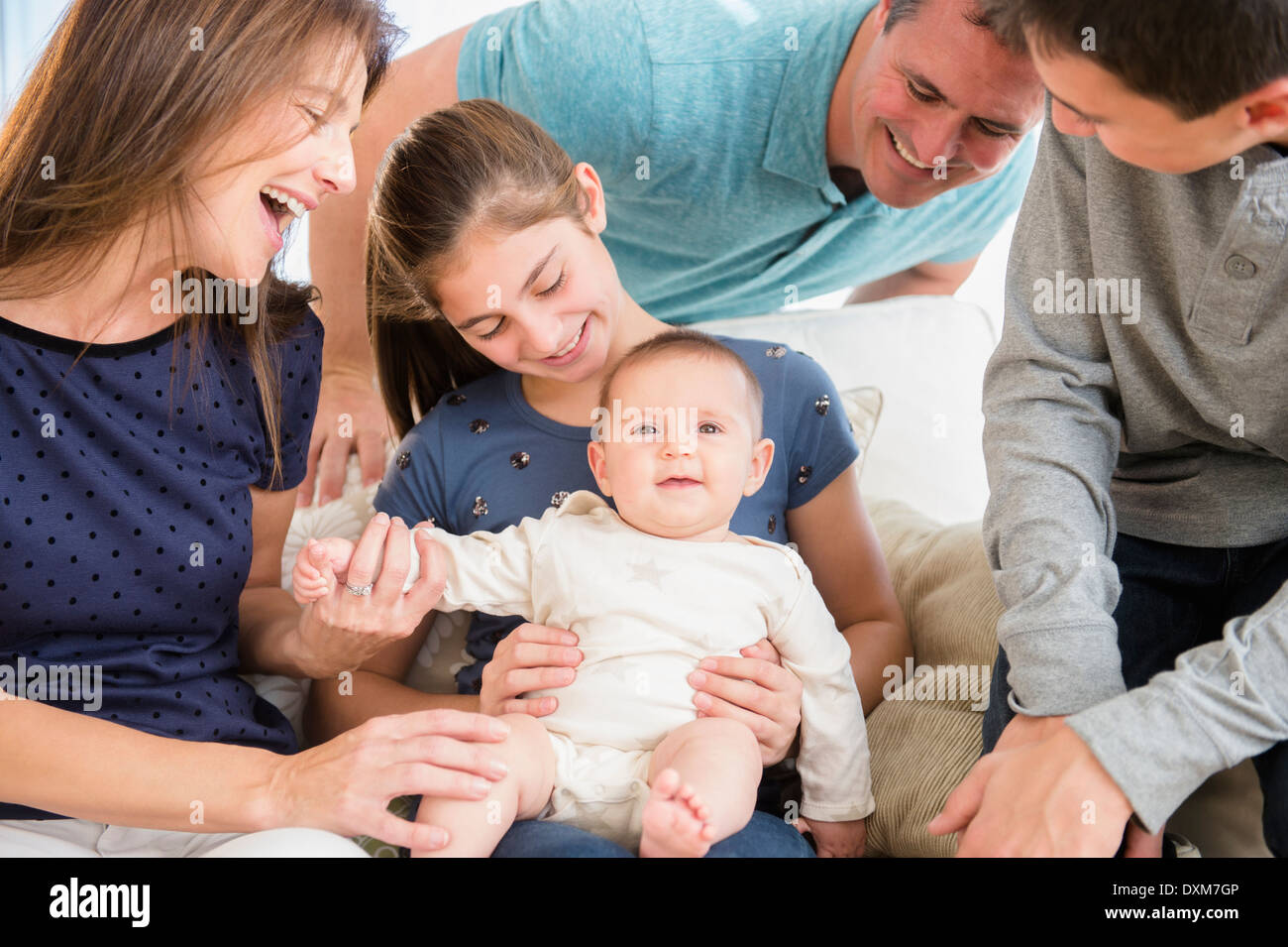Kaukasische Familie mit Babymädchen spielen Stockfoto
