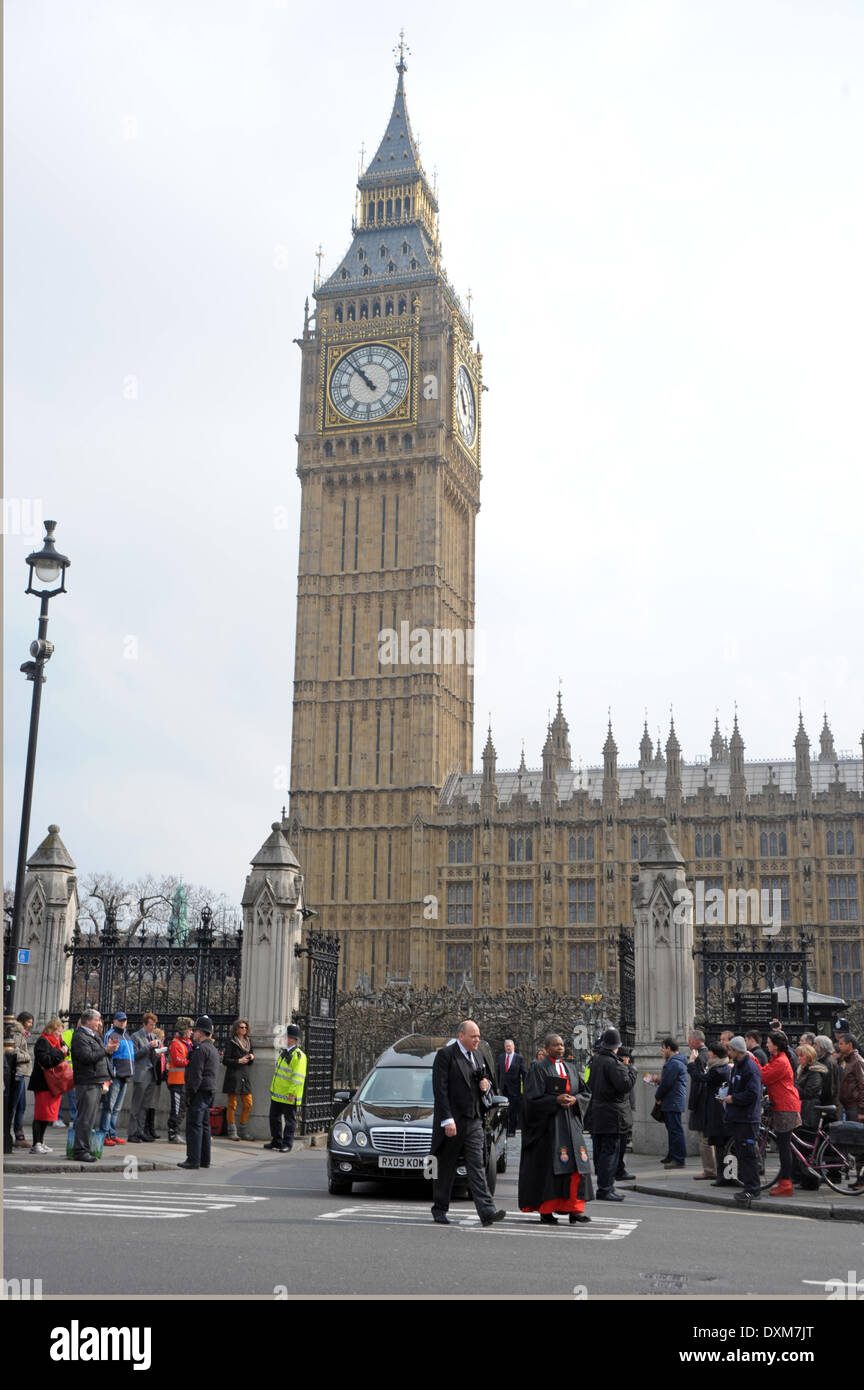 London, UK. 27. März 2014. Benn Leichenwagen geführt von Reverend Rose Hudson-Wilkin mit Familie und Freunden zu Fuß hinter macht seinen Weg von den Houses of Parliament, St.-Margarethen Kirche London 27.03.2014 Credit: JOHNNY ARMSTEAD/Alamy Live News Stockfoto