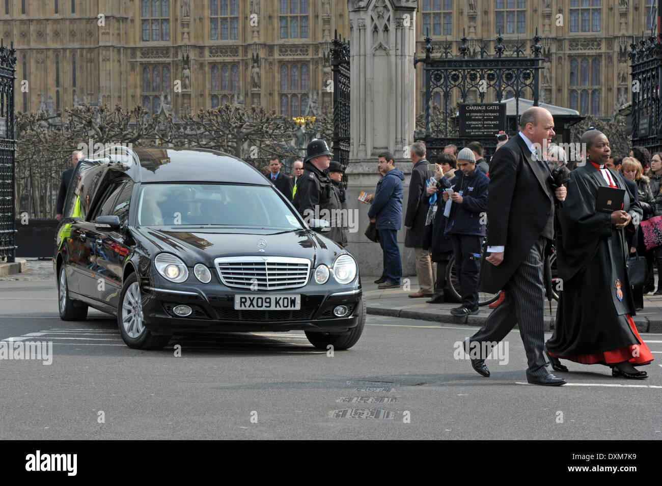 London, UK. 27. März 2014. Benn Sarg Ldd von Reverend Rose Hudson-Wilkin mit Familie und Freunden zu Fuß hinter macht seinen Weg von den Houses of Parliament, St.-Margarethen Kirche London 27.03.2014 Credit: JOHNNY ARMSTEAD/Alamy Live News Stockfoto