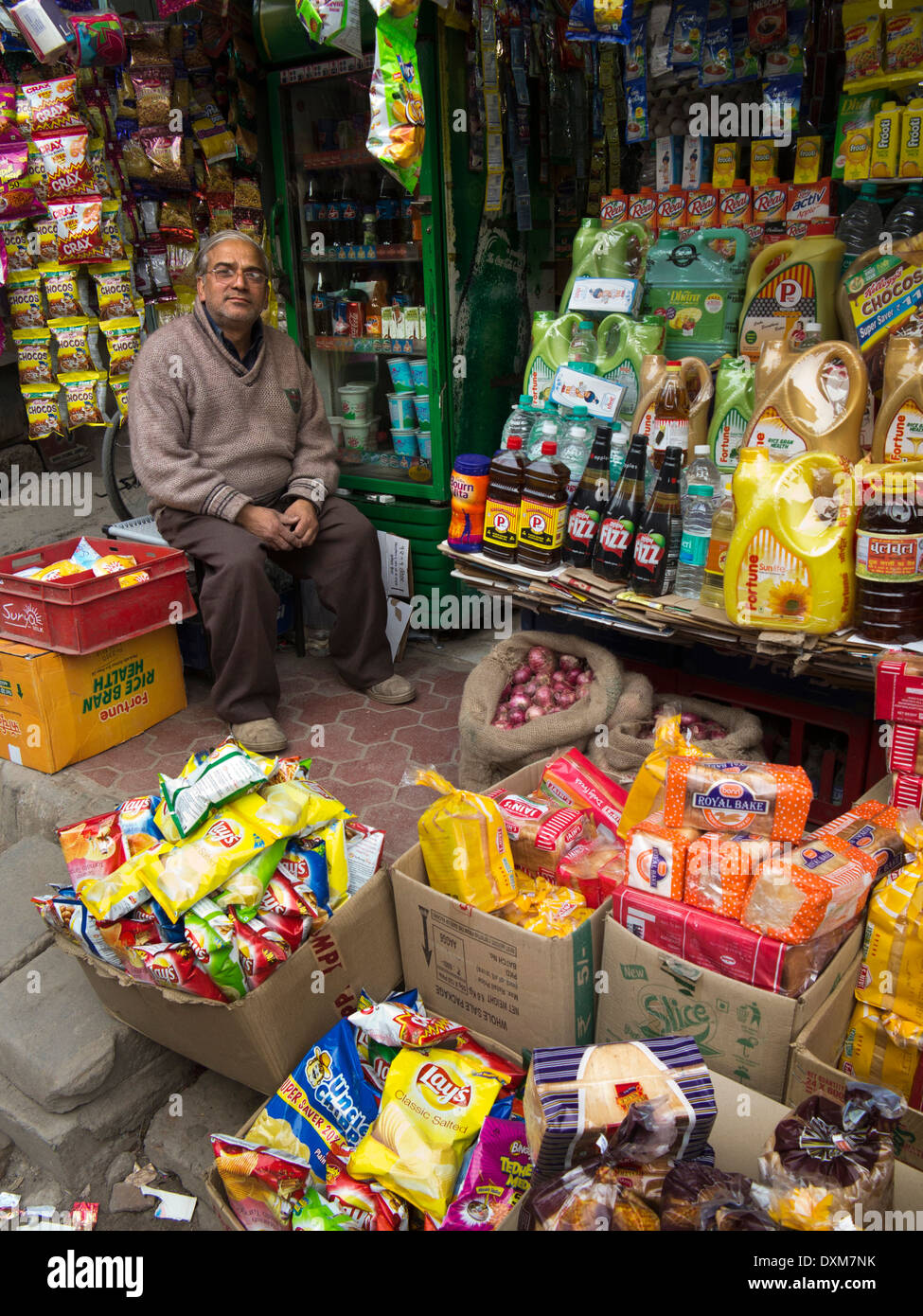 Indien, Jammu und Kaschmir und Jammu Rajinder Basar, Krämer saß unter Darstellung der Ware auf Bürgersteig Stockfoto