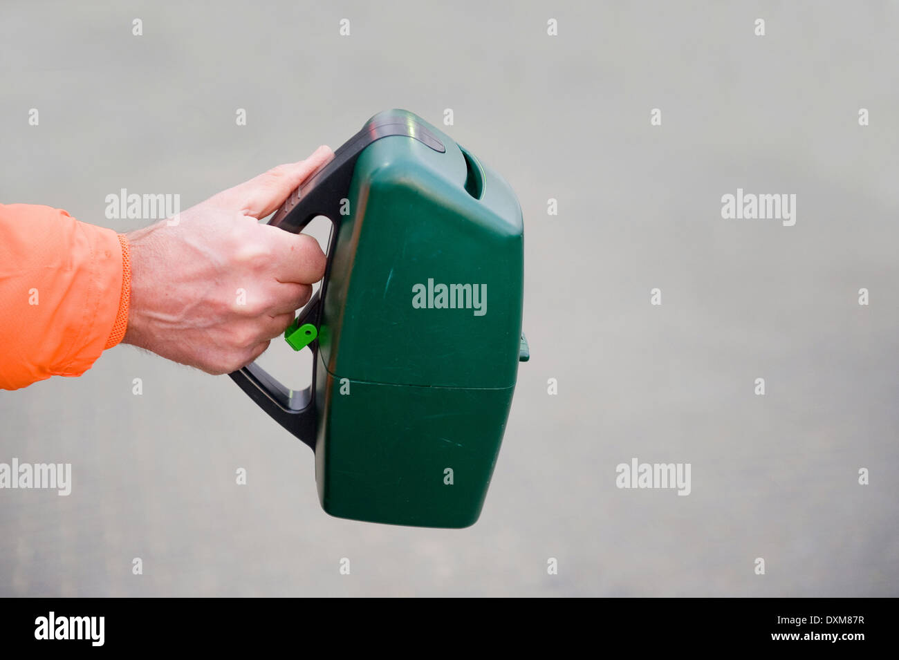 Ein Mann mit eine Sammelkiste sammelt Geld für einen guten Zweck Stockfoto