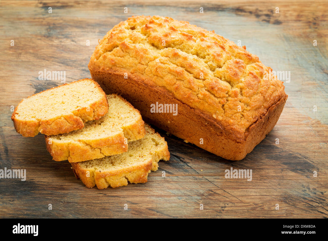 Scheiben und Brot frisch gebacken, glutenfreies Brot mit Mandeln und Kokos Mehl und Leinsamen Mahlzeit gemacht Stockfoto