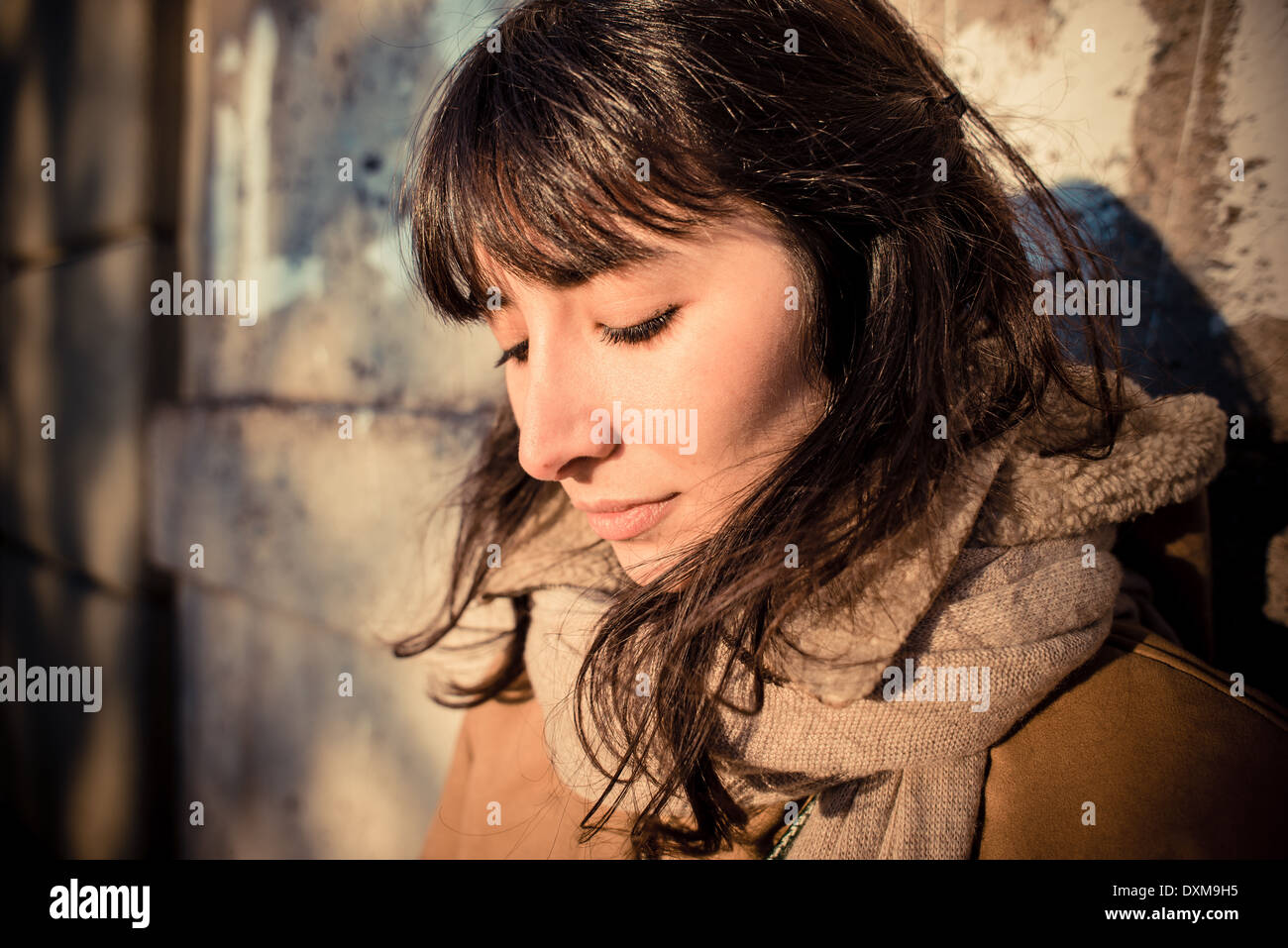 schöne junge Frau, hören Musik Kopfhörer in der Stadt-winter Stockfoto