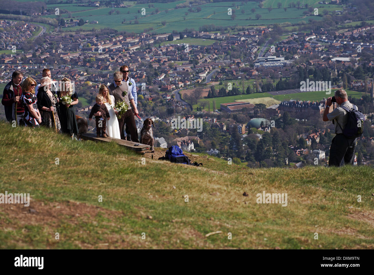 Hochzeit auf dem Leuchtturm in den Malvern Hills, Great Malvern im April zu fotografieren Stockfoto