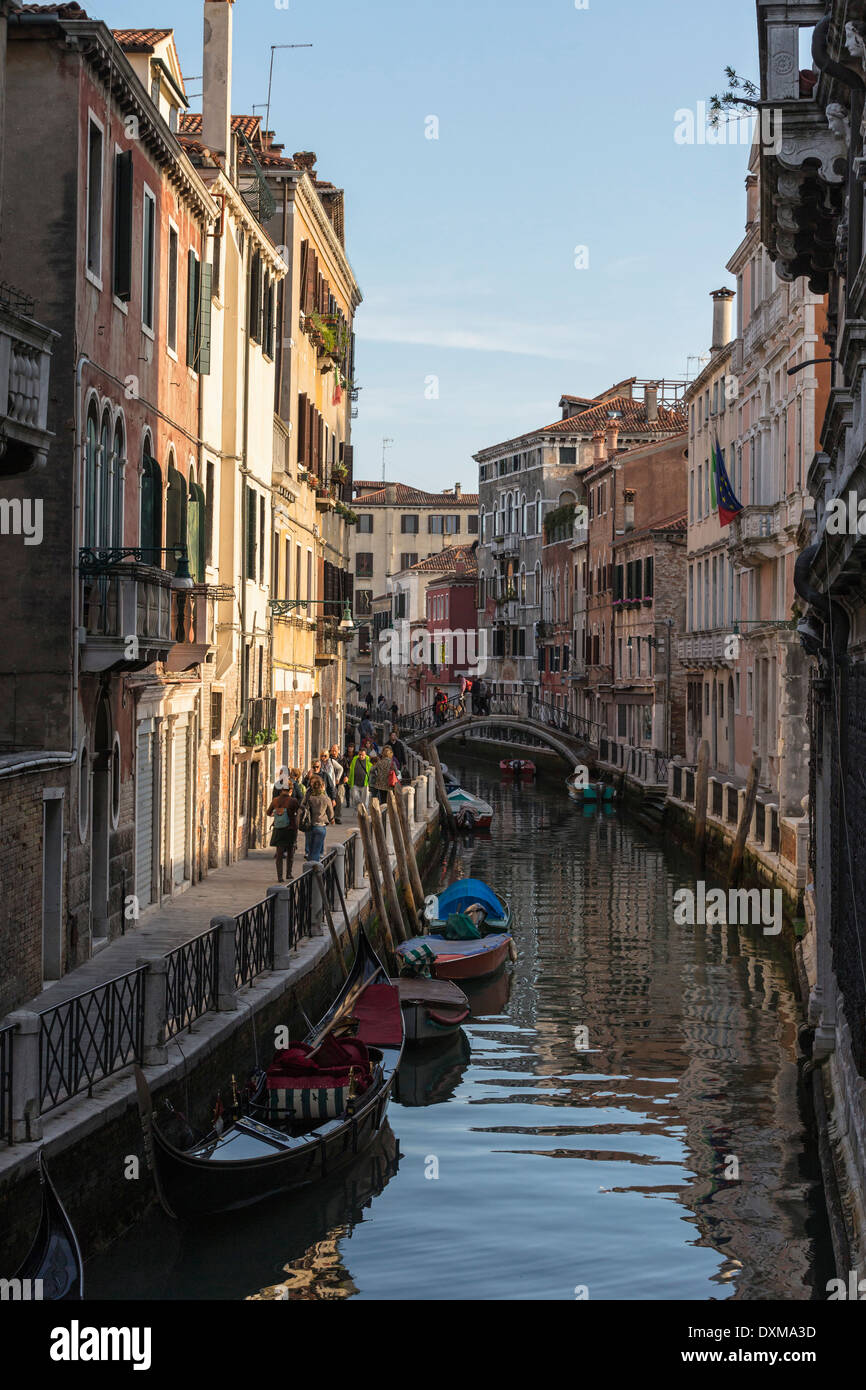 Italien, Veneto, Venedig, Gondonlas am Kanal Stockfoto