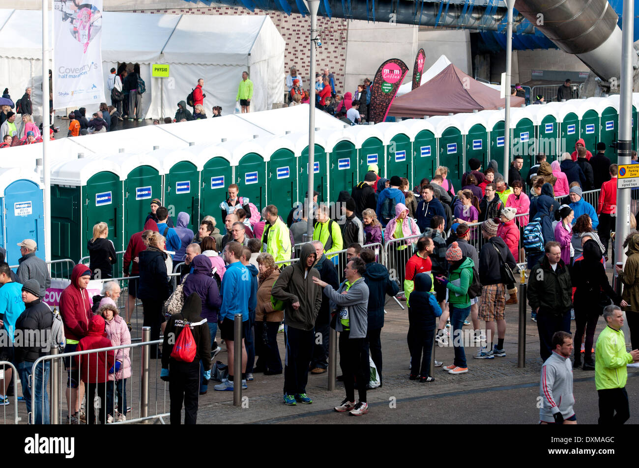Toiletten beim Coventry Halbmarathon Start. Stockfoto