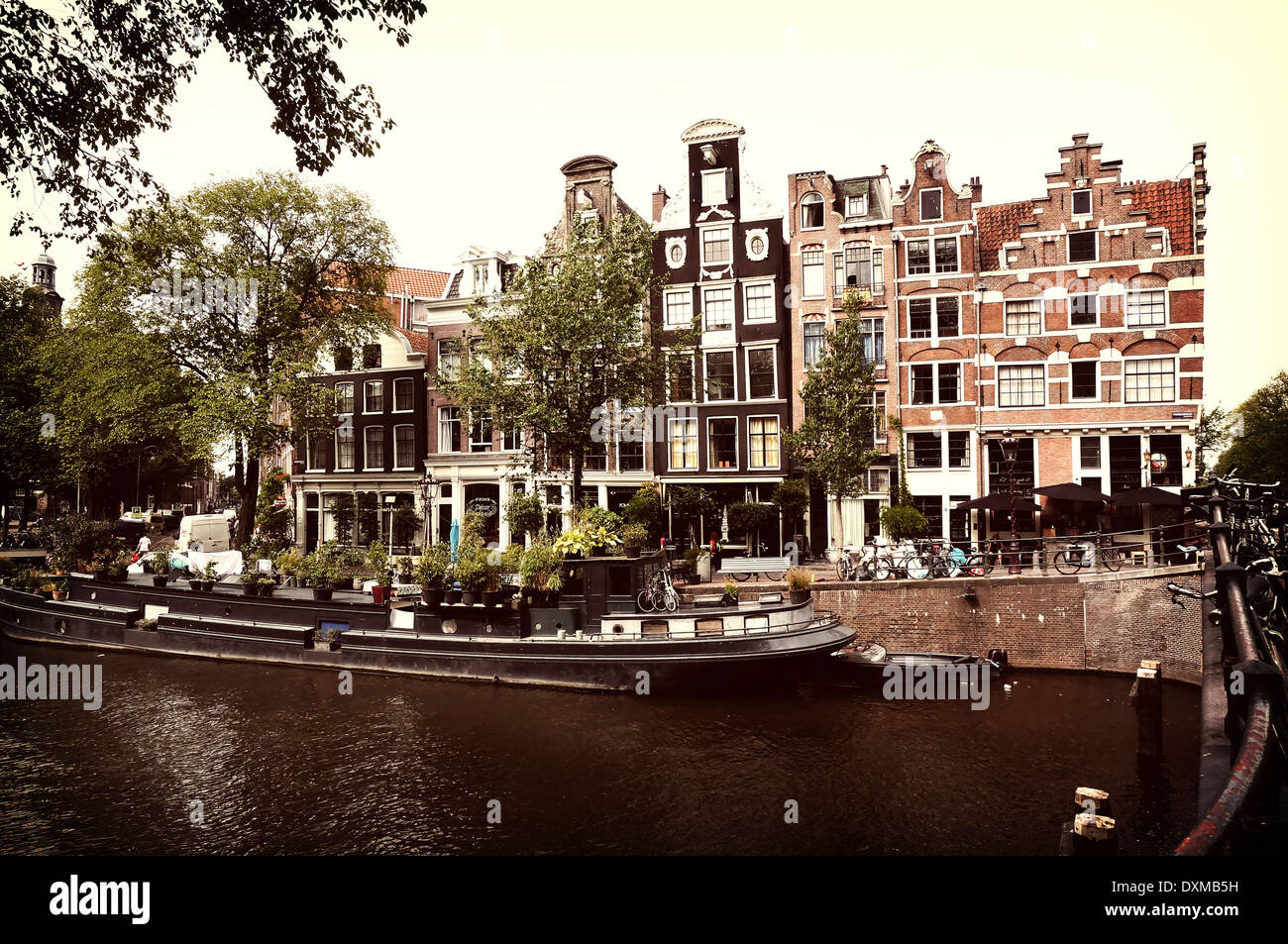 Niederlande, Amsterdam, Ansicht zur Reihe der Häuser und Hausboot vor Stockfoto