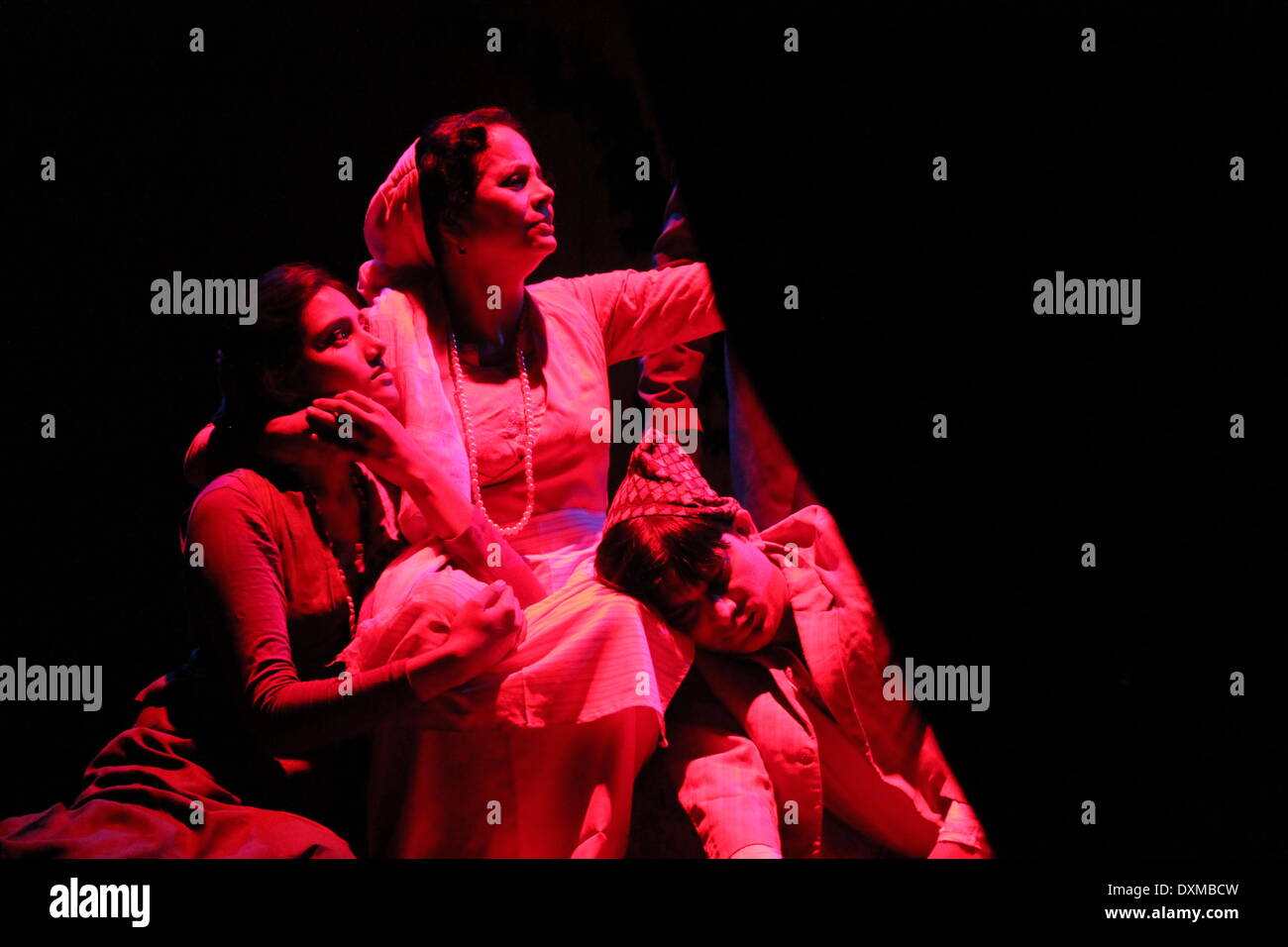 Kalidas Rangalaya, Gandhi Maidan, Patna, Bihar, Indien, 27. März 2014. Vorhang schließt für "Nefa Ki Ek Sam" ein Hindi Spiel wie Abend Theater show endet am Welttag der Theater. Bildnachweis: Rupa Ghosh/Alamy Live-Nachrichten. Stockfoto