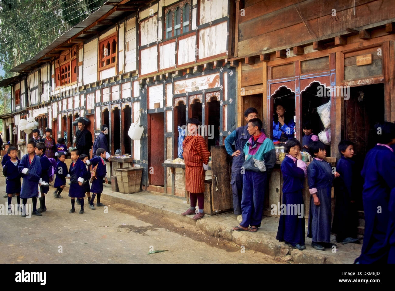 Bhutanischen Schulkinder und Menschen in Tracht in Fornt des traditionellen Gebäuden in Wangde Phodrung, Bhutan. Stockfoto