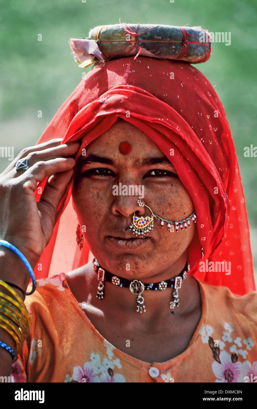 Indische Frau trägt ein Kopftuch und Schmuck. In einem Dorf in der Nähe von Jodhpur, Indien. Digital manipulierte Bild. Stockfoto