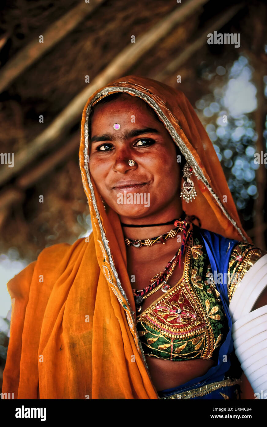 Indische frau trägt kopftuch im dorf in der nähe von jodhpur -Fotos und  -Bildmaterial in hoher Auflösung – Alamy