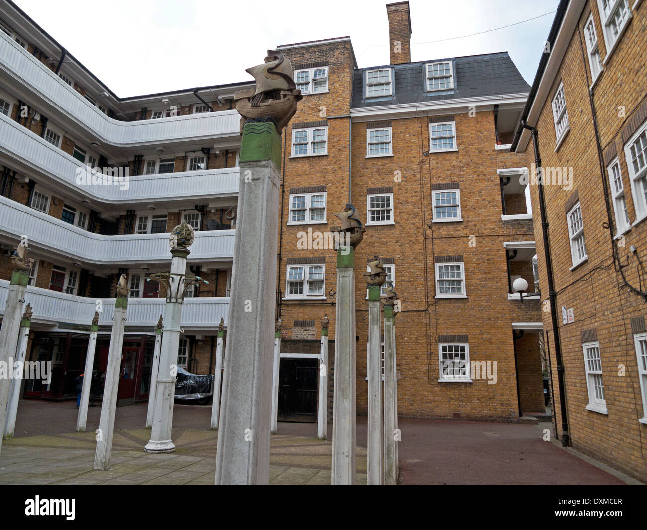 Replik dekorativen Endstücken auf Waschen Linie Beiträge, entworfen von Gilbert Bayes Goldington Estate Somers Town London UK KATHY DEWITT Stockfoto