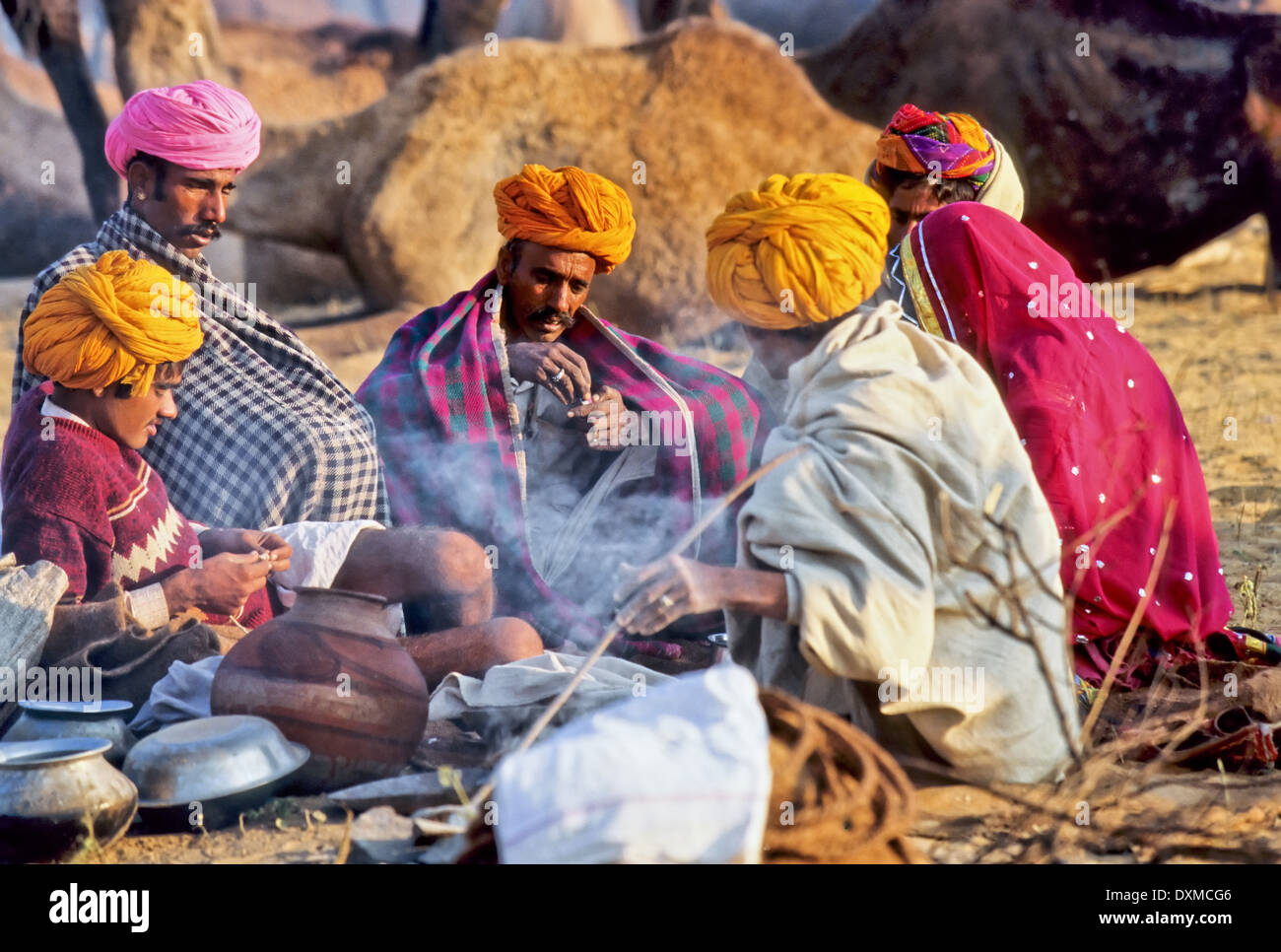 Indische Männer sitzen am Lagerfeuer bei Pushkar Camel fair, Indien Stockfoto