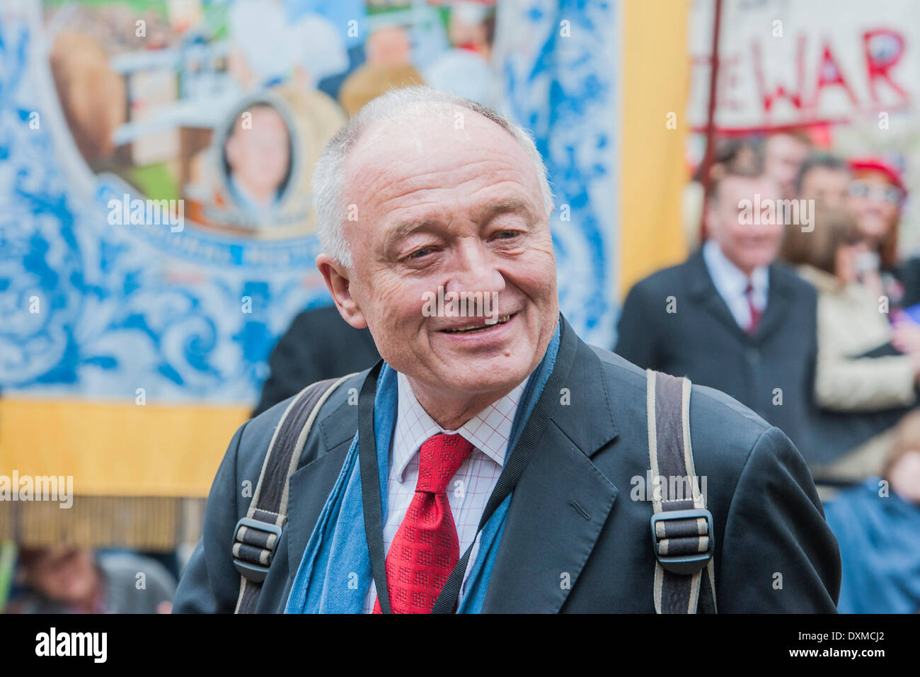 London, UK. 27. März 2014. Ken Livingstone. Benn Beerdigung am 11:00 am St-Margarethen Kirche, Westminster. Sein Körper wurde in einem Leichenwagen aus der wichtigsten Tore der New Palace Yard gebracht, um 10:45 und Mitglieder seiner Familie zu Fuß folgte. Die Route wurde von Bewunderern ausgekleidet. Bei der Ankunft vor den Toren war es von Mitglieder der Familie in die Kirche getragen. Donnerstag, 27. März 2014, London, UK. Bildnachweis: Guy Bell/Alamy Live-Nachrichten Stockfoto