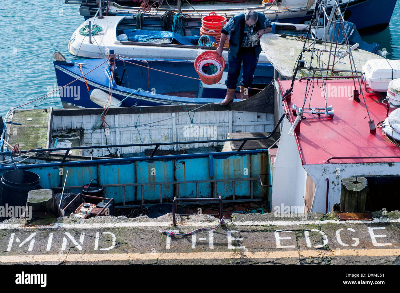 dagegen Sie die Kante, Brixham Devon, Brixham, Net, Netz, Topf, Kai, Seil, Hafen, Trawler, Dock, Wand, Schleppnetz, Netting, Hummer, Boje, Boot, Stockfoto