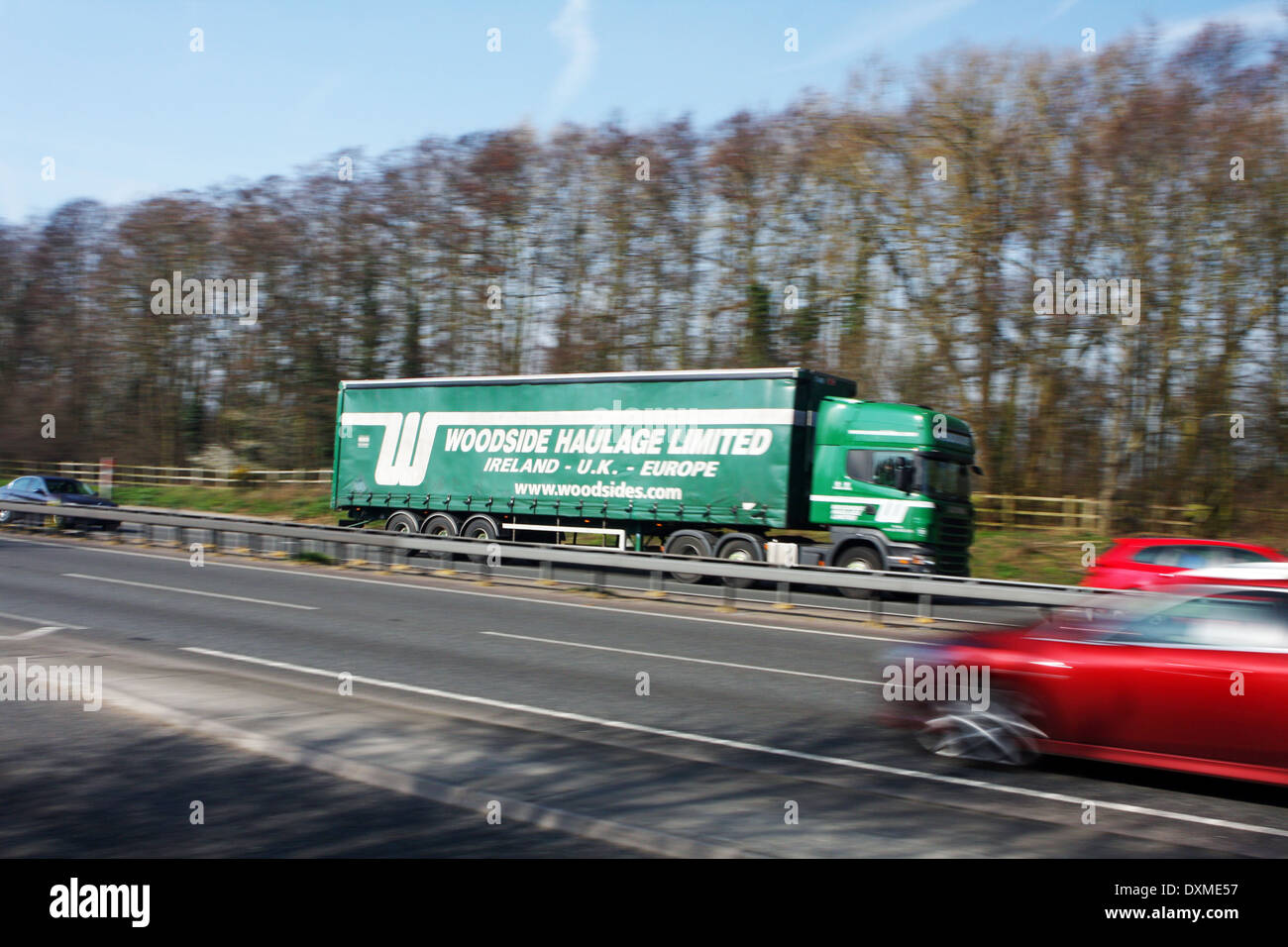 Woodside Spedition LKW Reisen entlang der A12-Straße in Essex, England Stockfoto