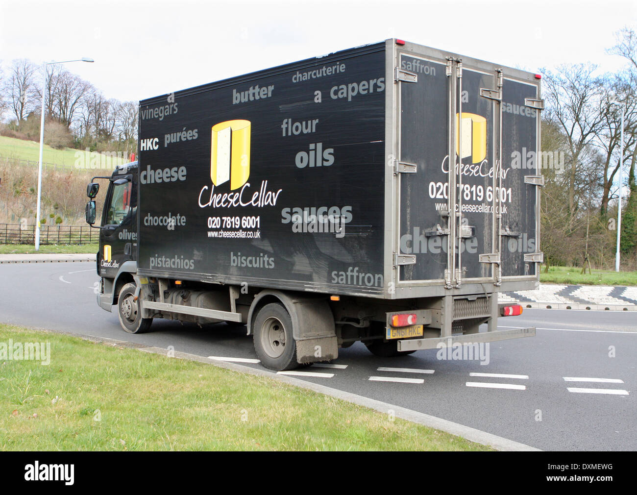 Ein Käsekeller LKW in einem Kreisverkehr in Coulsdon, Surrey, England Stockfoto