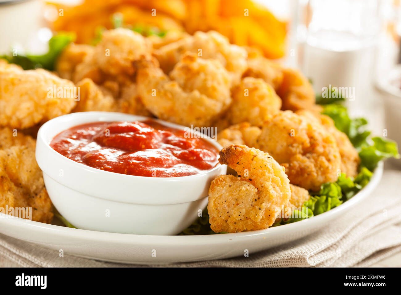 Bio Popcorn panierte Garnelen mit Cocktailsauce Stockfoto