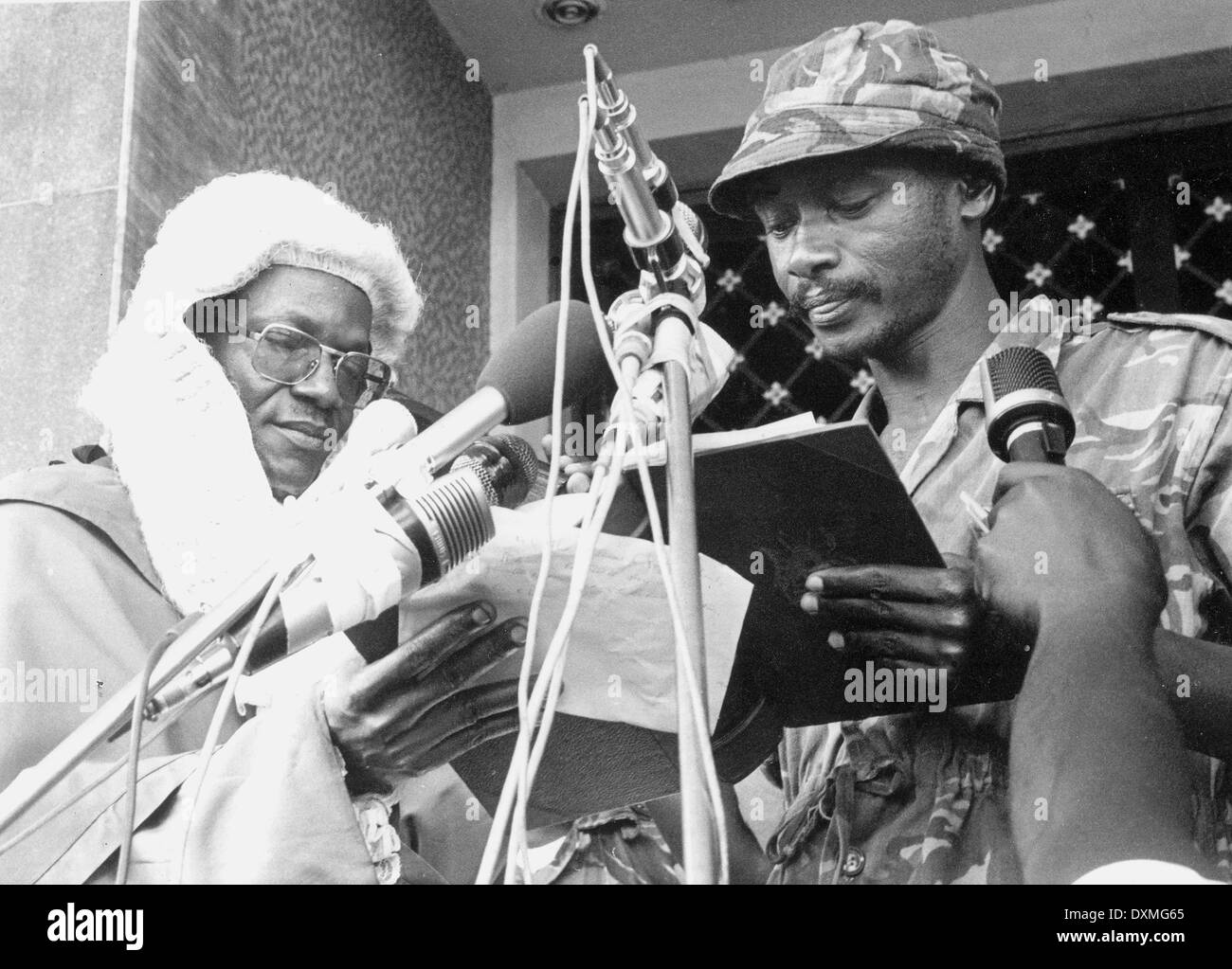 Im Jahr 1979 wird Yoweri Museveni (rechts) in Ugandas Post-Idi Amin Regierung vereidigt. Präsident von 1986, hatte er noch Kraft im Jahr 2014 Stockfoto