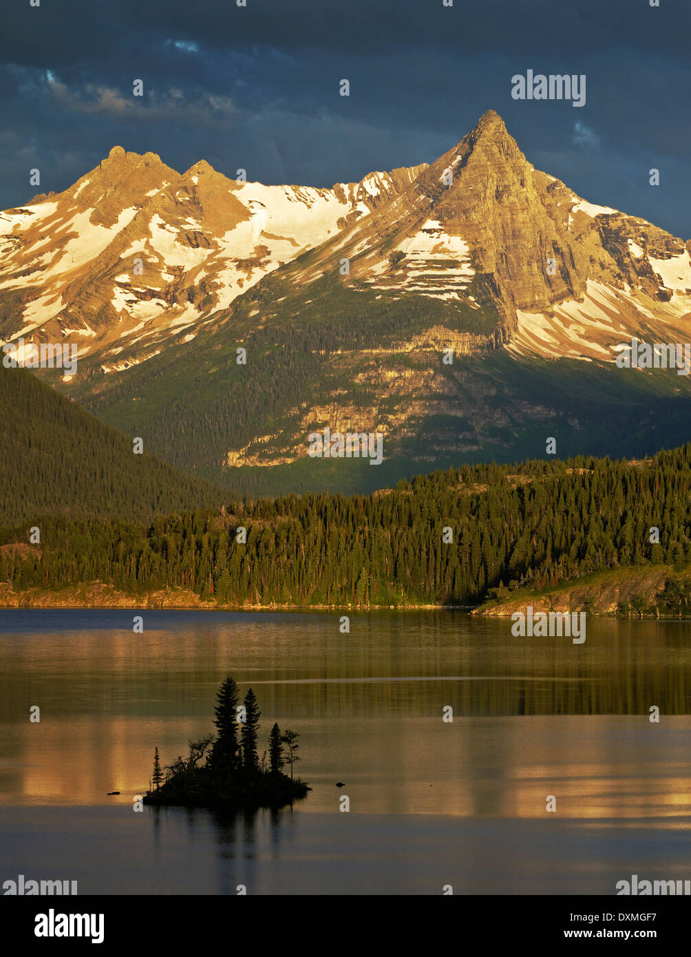 St. Mary Lake und Wild Goose Island kurz nach Sonnenaufgang; Glacier National Park, Montana. Stockfoto