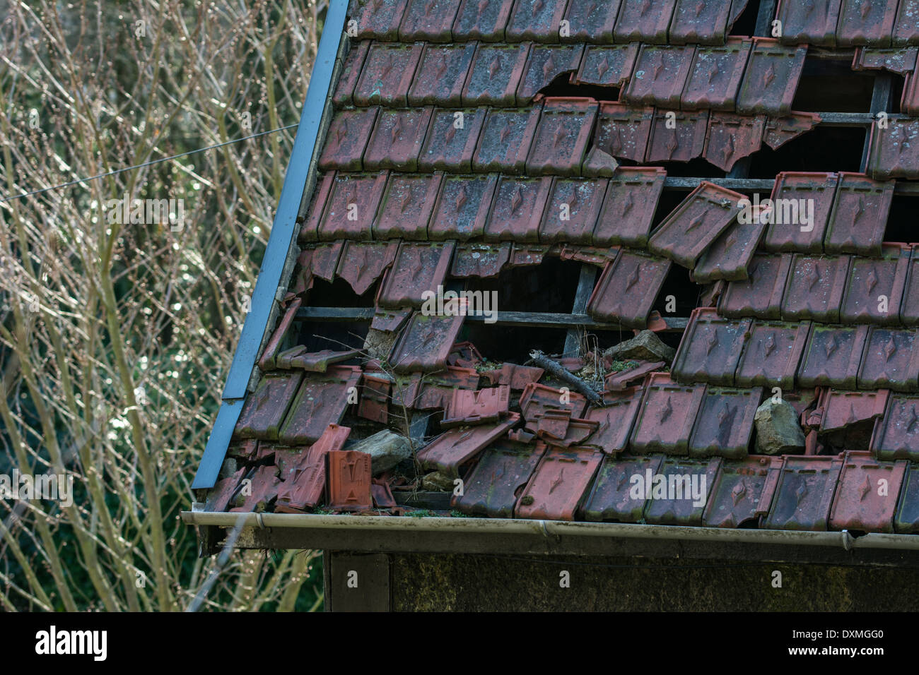 Beschädigtes Dach Wind Stockfoto