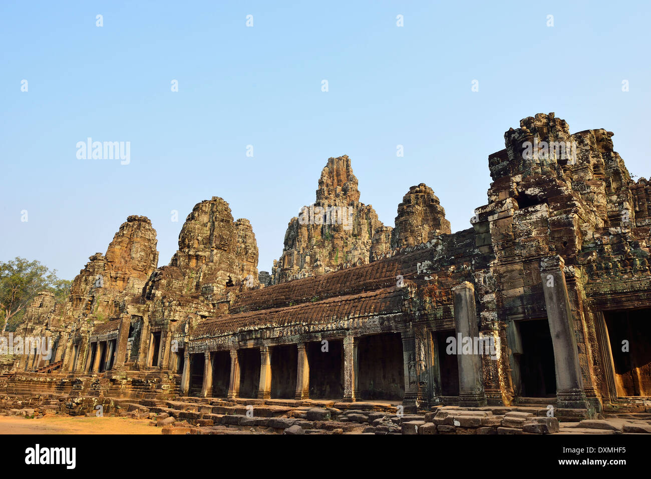Den Bayon Tempel im Zentrum von Angkor Thom mit seinen 54 Gesicht Türmen. Kambodscha, Südostasien Stockfoto