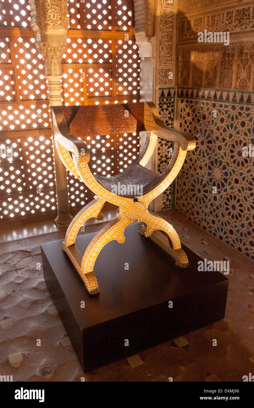 Die Replik Stuhl, wo der Thron werden verwendet, große Halle von Comares, Alhambra Palast Granada Andalusien Spanien Europa Stockfoto