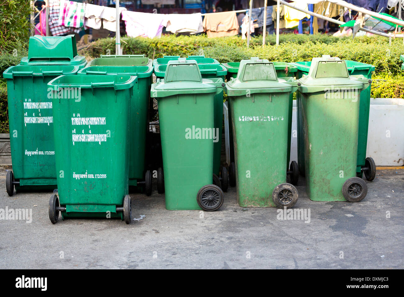 Mülltonnen in Bangkok, Thailand Stockfoto
