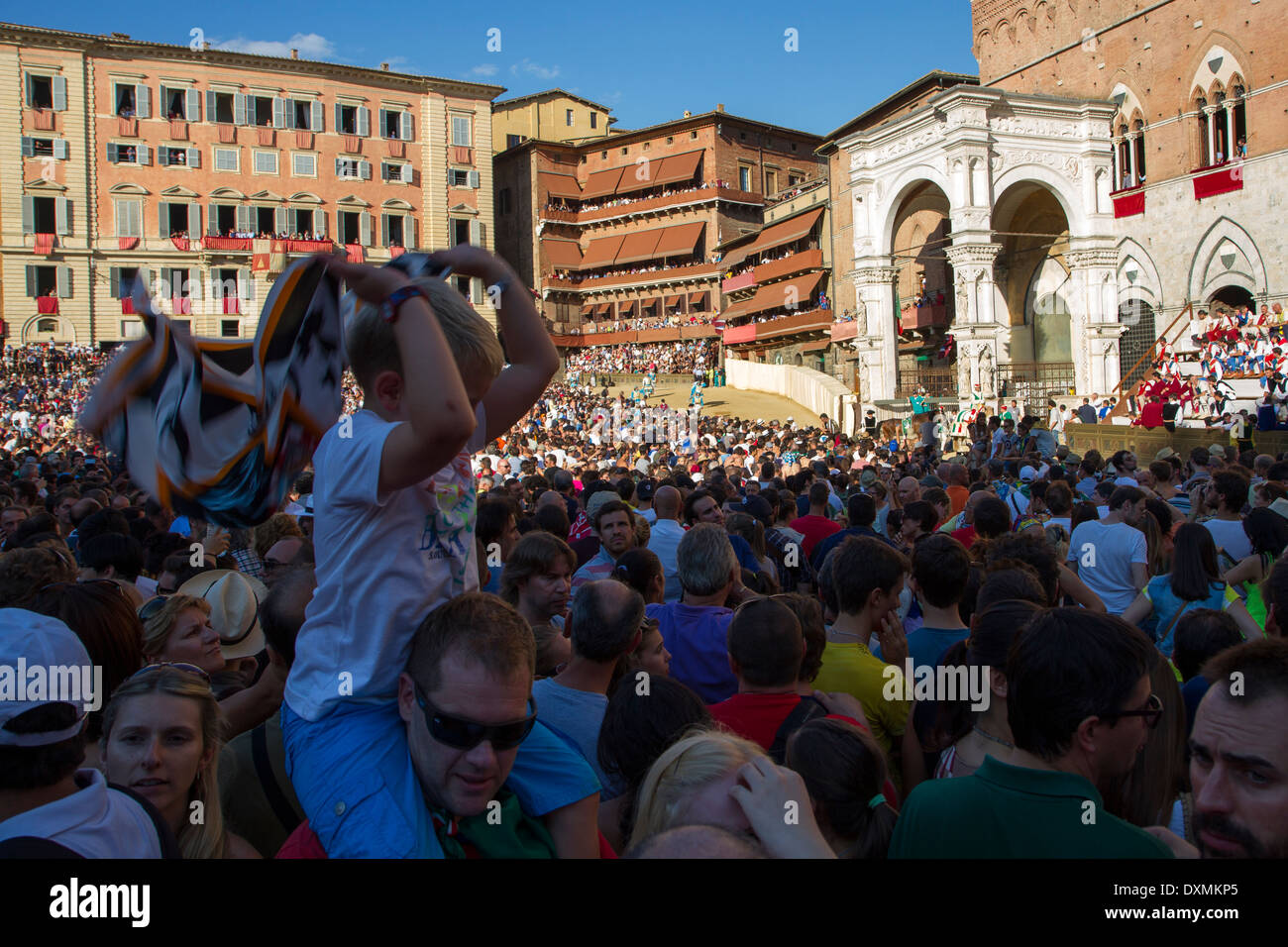 Aufgeregt wartet das Pferderennen Kind Stockfoto