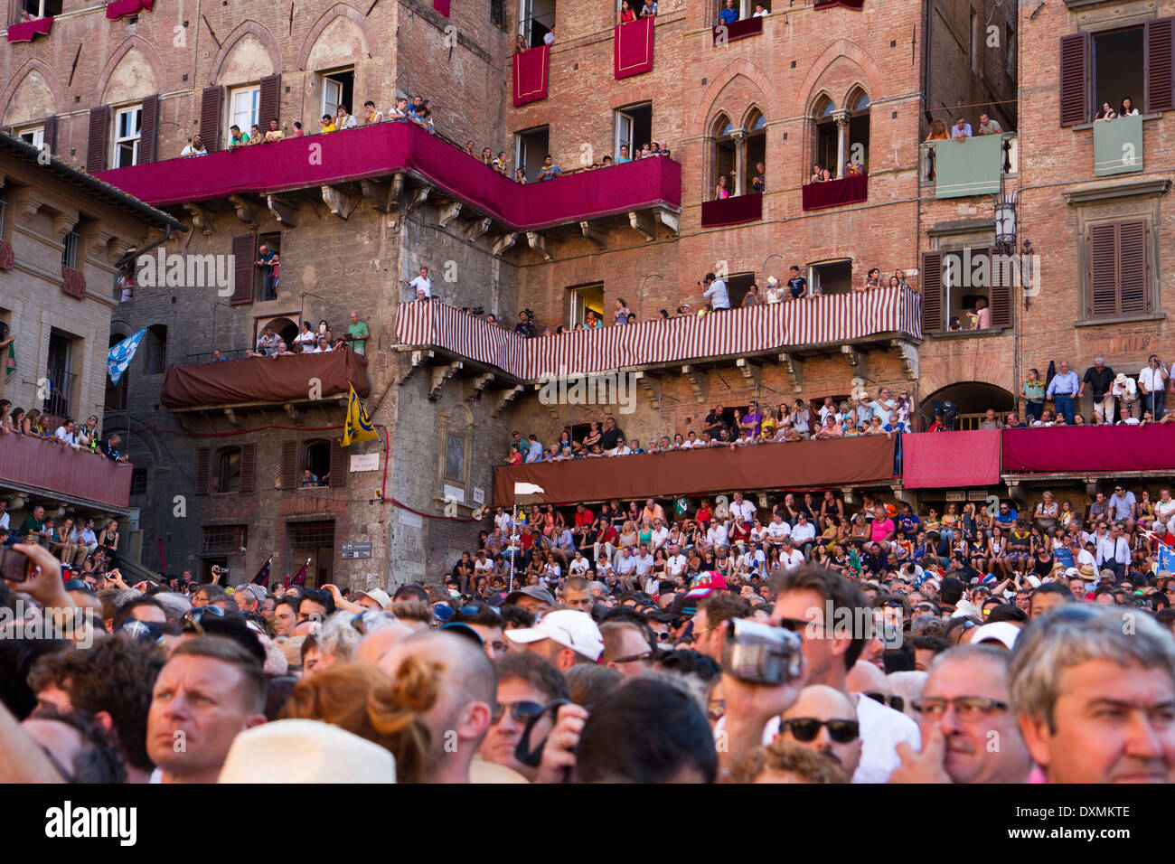 Menschen warten seit Jahresbeginn das Pferderennen Stockfoto