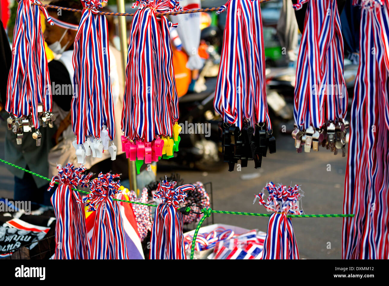 Verkauf von Pfeifen in der Demonstrant Camp am Demokratie Denkmal in Bangkok, Thailand Stockfoto