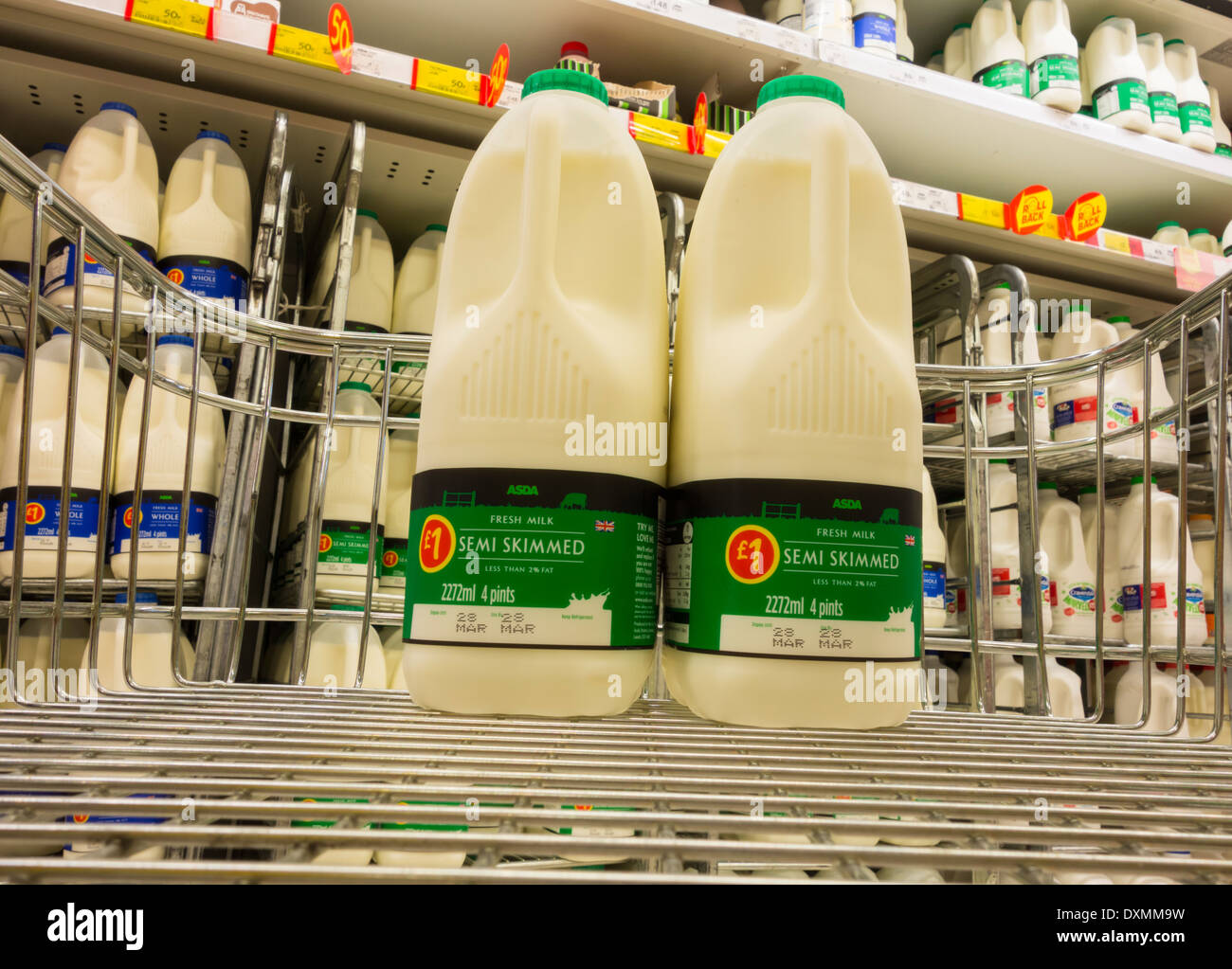 Milch im Einkaufswagen in Asda Speicher. UK Stockfoto