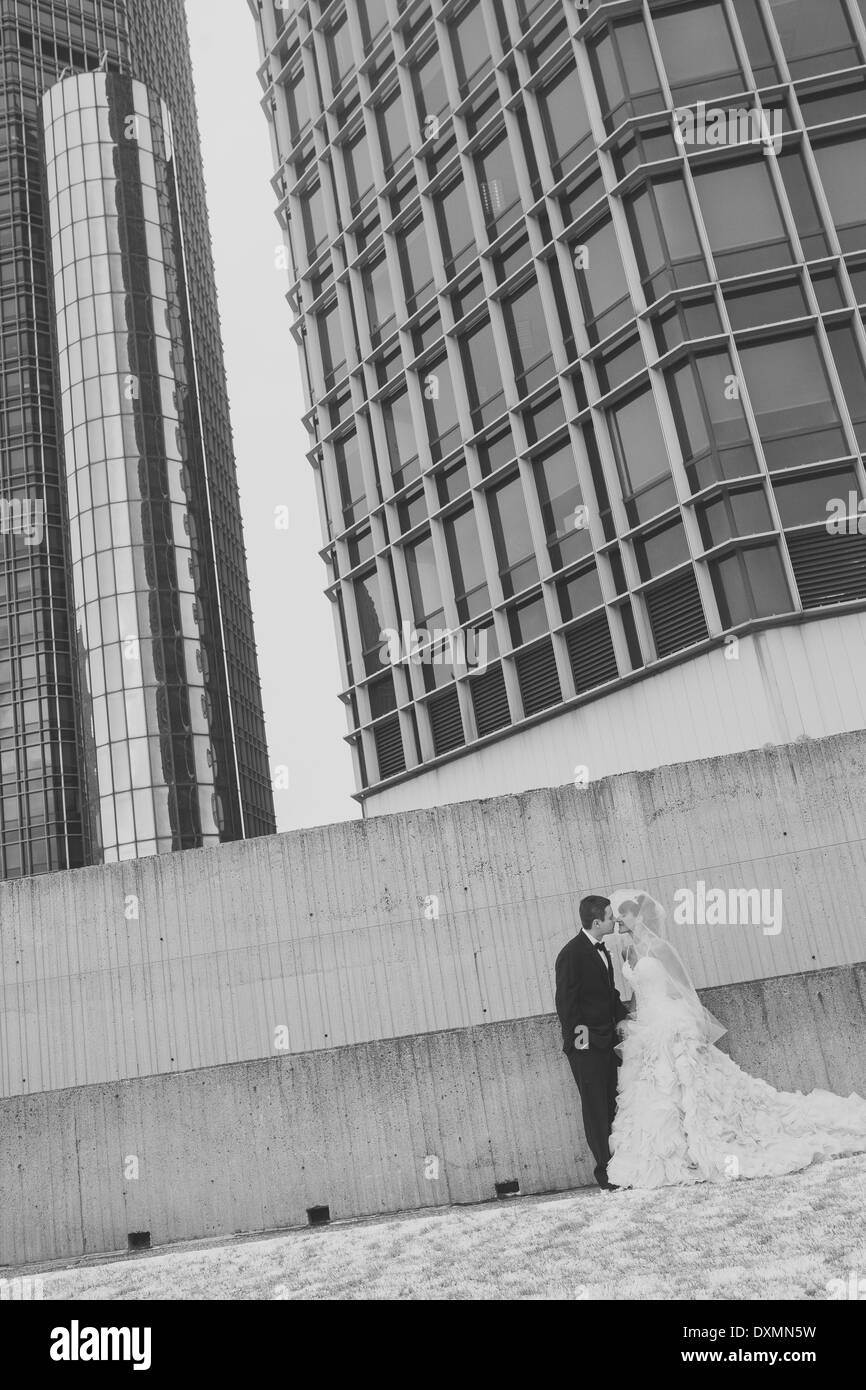 Braut und Bräutigam küssen in der Stadt Stockfoto