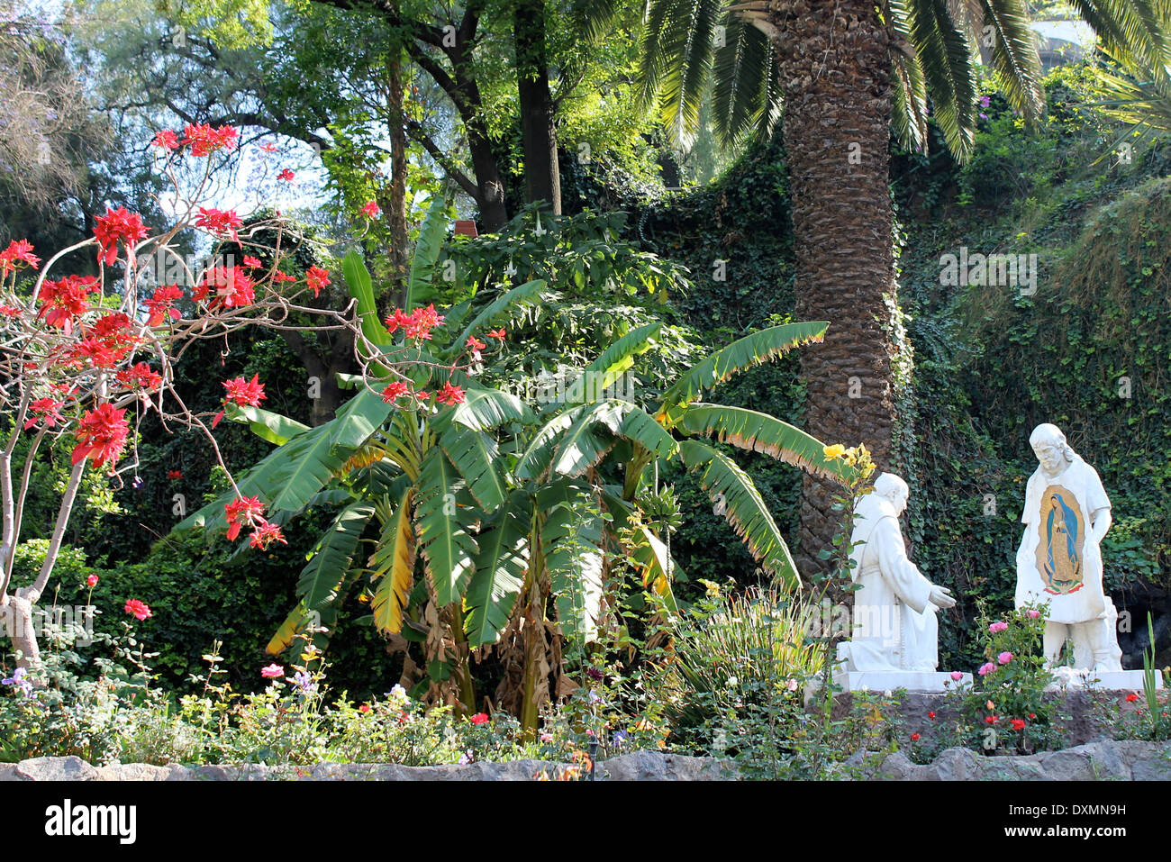 Statuen und Gärten auf dem Gelände des Basilica de Guadalupe, Mexiko-Stadt Stockfoto