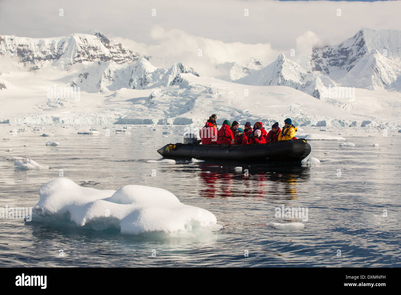 Mitglieder einer Expedition Kreuzfahrt in die Antarktis in einem Zodiak in Fournier Bucht in die Gerlache Strait auf der antarktischen Halbinsel Stockfoto