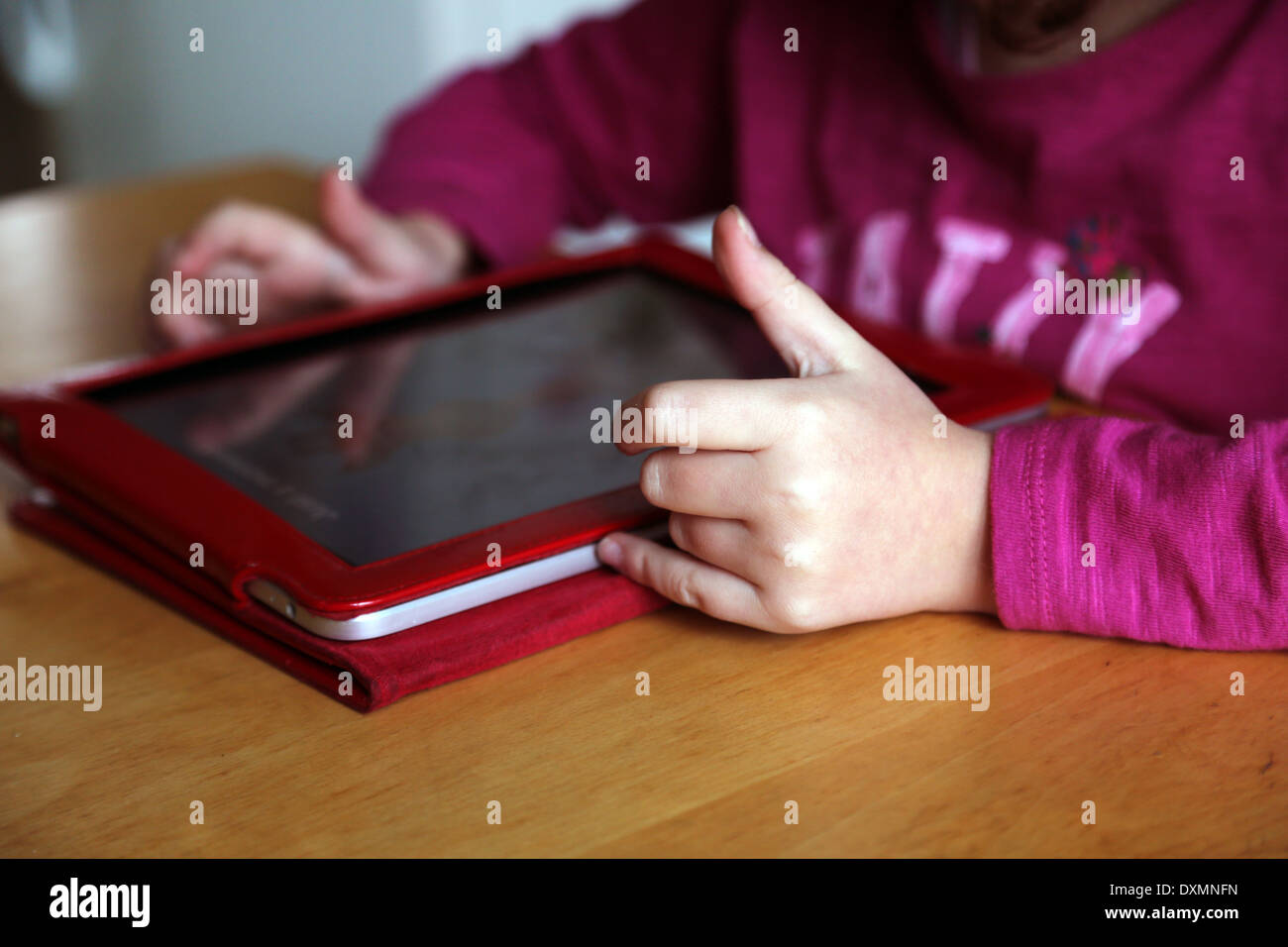 8 Jahre altes Mädchen mit einem iPad Surrey England Stockfoto