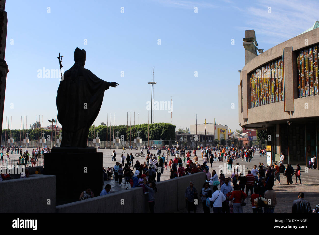 Statue des Papstes mit Blick auf den Platz durch die neue Basilika de Guadalupe, Mexiko-Stadt Stockfoto