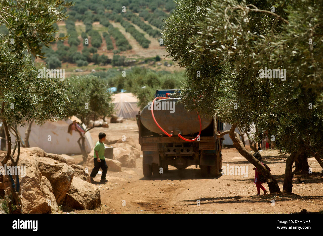 Wasser-LKW bringen Wasser Atmeh Flüchtlingslager in Syrien Stockfoto