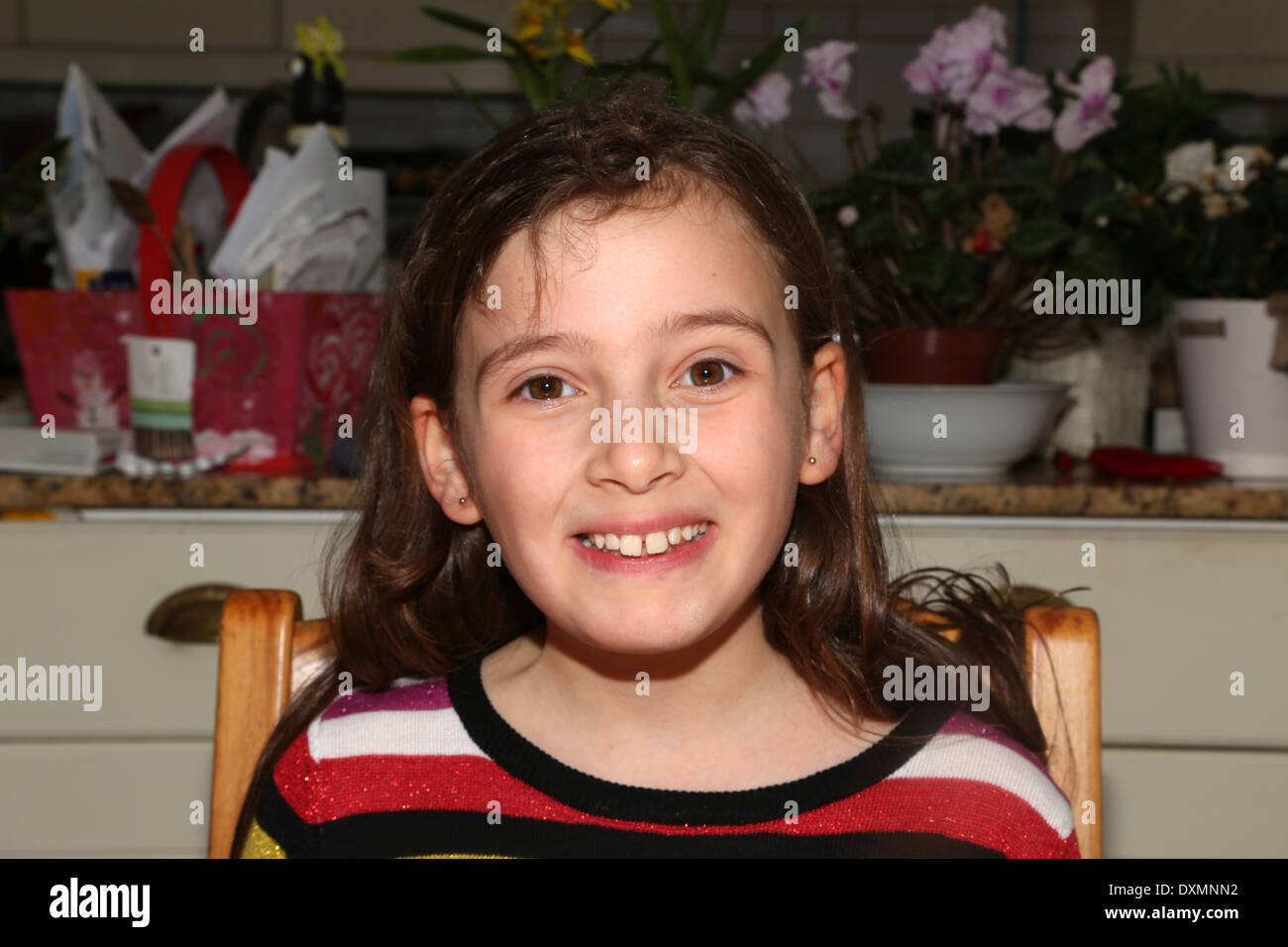 Porträt des 9-jährigen Mädchen lächelnd mit Lücke In ihrer vorderen Zähne Surrey England Stockfoto