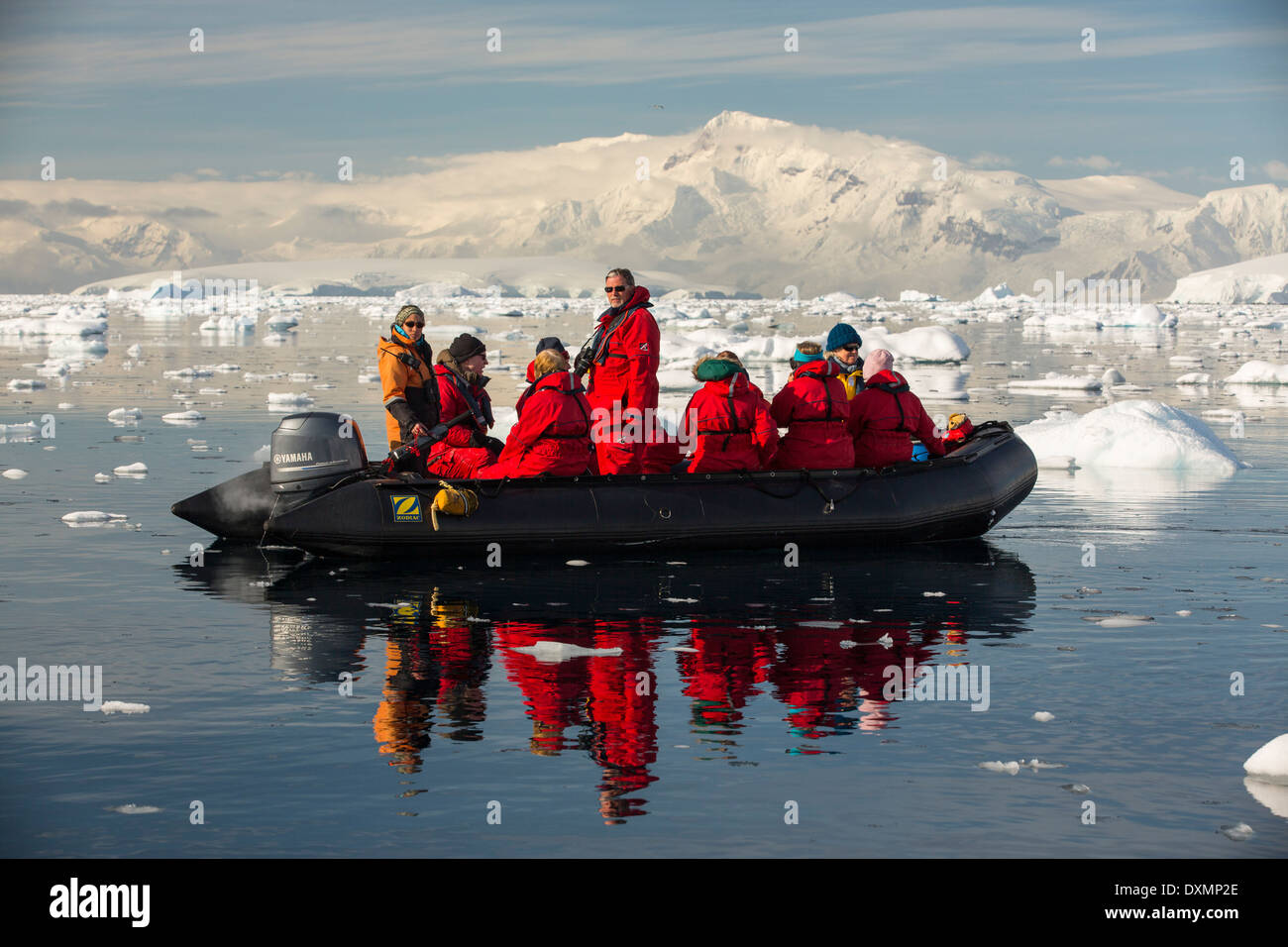 Mitglieder einer Expedition Kreuzfahrt in die Antarktis in einem Zodiak in Fournier Bucht in die Gerlache Strait auf der antarktischen Halbinsel. Stockfoto