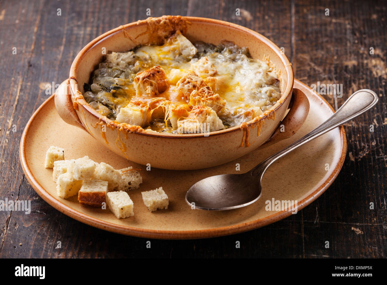 Zwiebelsuppe mit Croutons und Cheddar-Käse Stockfoto