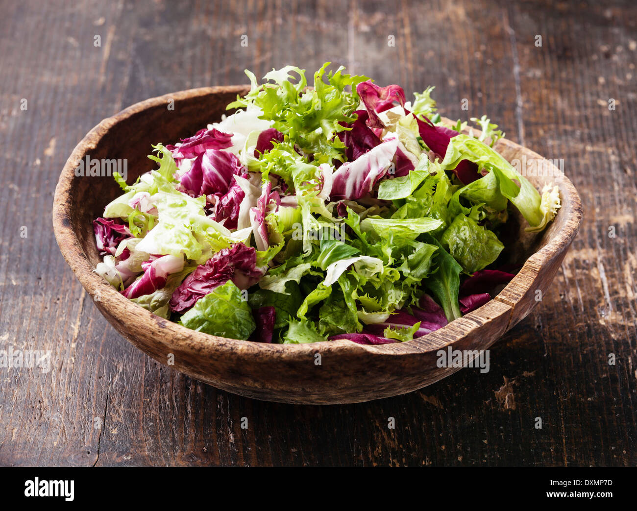 Frische Salatblätter Mischung in Holzschale Stockfoto