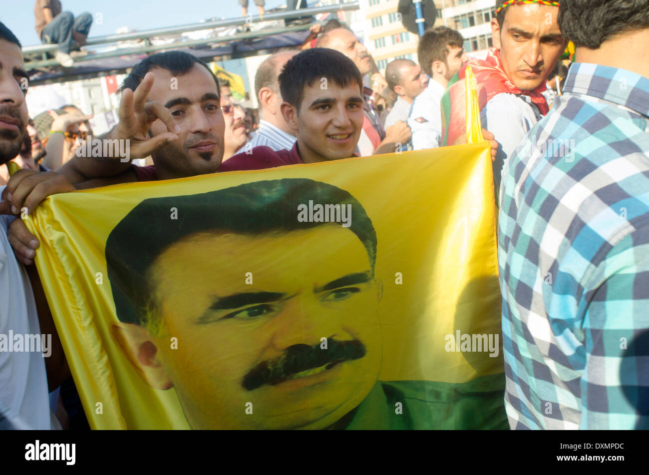 Kurdische Demonstranten Istanbul mit Flagge von Abdullah Öcalan Stockfoto