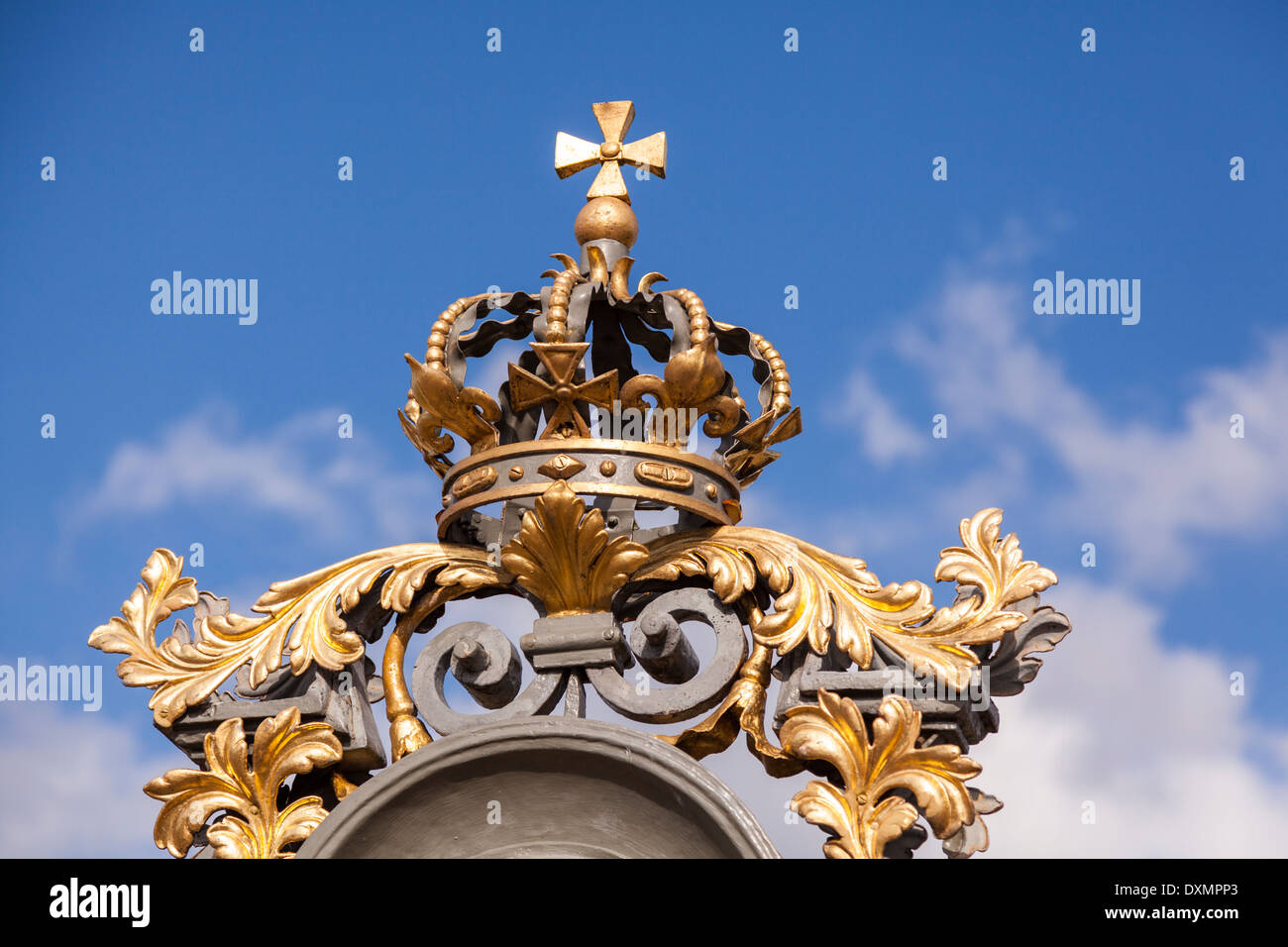 Krone als Ornament auf Gold Plated Tore am Hampton Court Palace, England Stockfoto